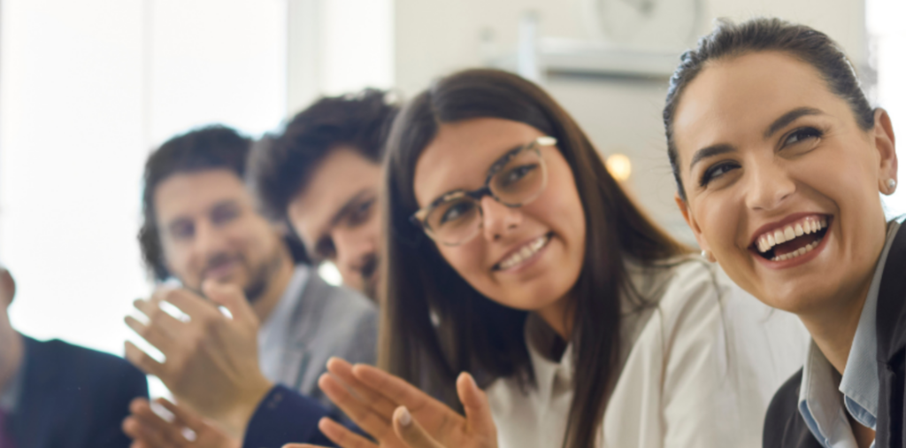 Des stagiaires aux visages souriants applaudissent à la fin de leur formation